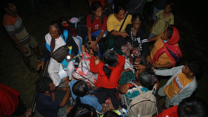 Sejumlah warga berada di atas mobil tiba di lokasi pengungsian usai evakuasi mandiri di Desa Gam Ici  Kabupaten Halmahera Barat Maluku Utara, Sabtu (18/5/2024). Ratusan warga yang tinggal di sekitar zona merah Gunung Ibu di evakuasi ke tempat yang lebih aman oleh Personel Brimob Polda Maluku Utara akibat Gunung Ibu kembali erupsi pada (18/5) malam pukul 20:30 WIT dengan tinggi kolom abu 1.000 meter di atas puncak. ANTARA FOTO/Andri Saputra/foc.