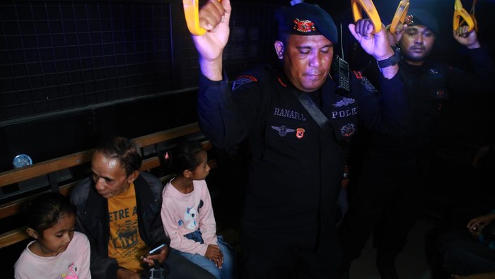 Sejumlah warga berada di atas mobil tiba di lokasi pengungsian usai evakuasi mandiri di Desa Gam Ici  Kabupaten Halmahera Barat Maluku Utara, Sabtu (18/5/2024). Ratusan warga yang tinggal di sekitar zona merah Gunung Ibu di evakuasi ke tempat yang lebih aman oleh Personel Brimob Polda Maluku Utara akibat Gunung Ibu kembali erupsi pada (18/5) malam pukul 20:30 WIT dengan tinggi kolom abu 1.000 meter di atas puncak. ANTARA FOTO/Andri Saputra/foc.