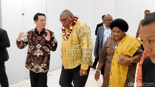 Presiden Fiji Wiliame Maivalili Katonivere bersama Ibu Negara Filomena Katonivere berkeliling Mal Bali Galeria (MBG) di Kecamatan Kuta, Kabupaten Badung, Bali, Minggu (19/5/2024) malam. (Agus Eka Purna Negara/detikBali)