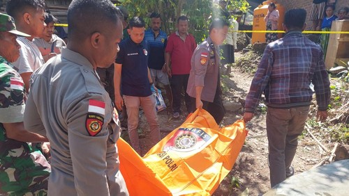 Proses evakuasi terhadap jasad Zakarias Tanu yang ditemukan tewas di dalam sumur rumahnya di Desa Baas, Kecamatan Bikomi Utara, Kabupaten TTU, NTT. (Dok. Polsek Miomaffo Timur)
