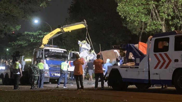 Crane Beroperasi untuk Mengevakuasi Pesawat Latih yang Jatuh di BSD