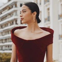 Pulasan lipstik warna rose membuat wajah bintang film ‘The Architecture of Love’ ini lebih feminin sekaligus segar. Riasan mata dibuat tak begitu menonjol dengan kombinasai warna coklat dan copper yang soft. Foto: Instagram/@putrimarino