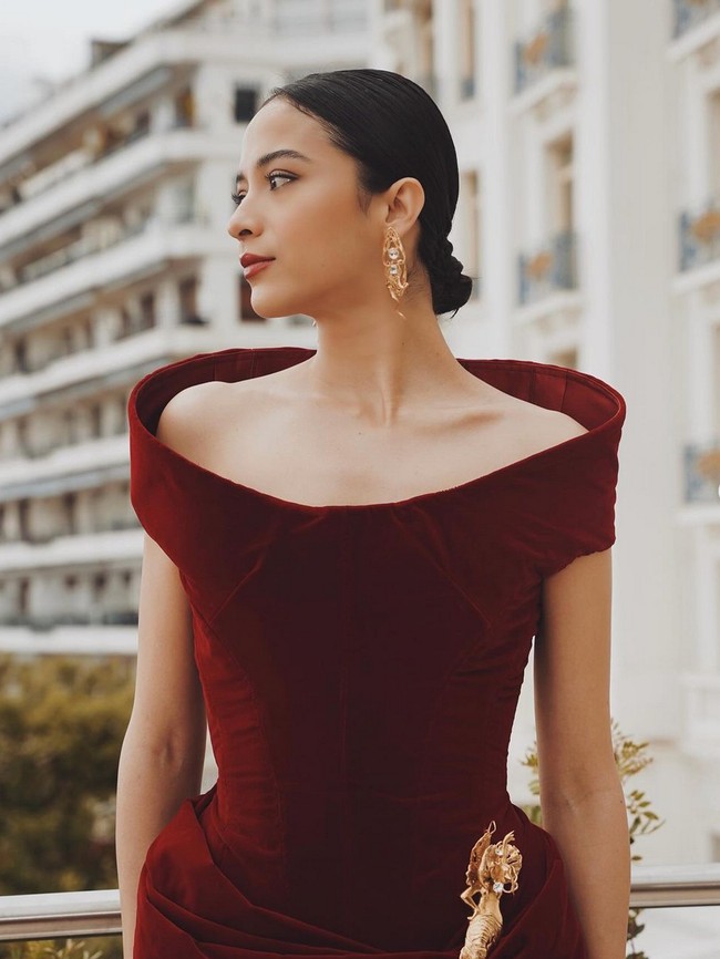 Pulasan lipstik warna rose membuat wajah bintang film ‘The Architecture of Love’ ini lebih feminin sekaligus segar. Riasan mata dibuat tak begitu menonjol dengan kombinasai warna coklat dan copper yang soft. Foto: Instagram/@putrimarino