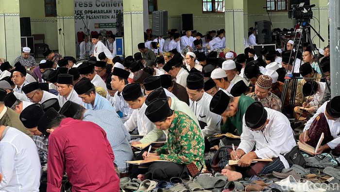 Ribuan santri dan alumni Ponpes Al Falah Ploso Kediri mengaji kitab kuning sebagai rangkaian peringatan seabad ponpes tersebut.