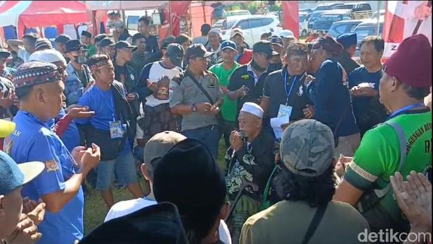 Ritual mengusir ilmu hitam diakhiri doa bersama sebelum lomba perkutut lokal digelar.