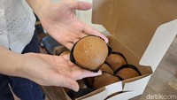 Oh ya, selain roti sisir Linda juga memiliki roti lainnya bernama mini coffee bun. Aromanya yang wangi, teksturnya yang lembut, dengan isian krim di dalamnya paling enak disantap bersama minuman hangat. Foto: detikcom/Diah Afrilian