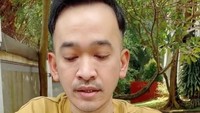 Terakhir ada momennya menikmati ikan asam padeh. Ruben mengatakan kalau dirinya mengganti ikan tongkol dengan ikan tuna, tapi tetap nikmat rasanya. Foto: Instagram @ruben_onsu