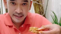 Ruben juga sempat menikmati rendang. Namun, rendang buatannya dari jengkol yang sedap. Foto: Instagram @ruben_onsu