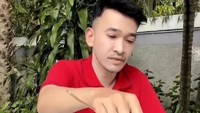 Makan siang dengan menu plecing kangkung juga terasa nikmat buat Ruben Onsu. Ia sangat menikmati plecing kangkung itu dengan lahap, bahkan menghabiskan sambalnya. Foto: Instagram @ruben_onsu