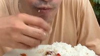 Tak hanya oseng teri, tapi oseng cumi yang dinamakan Cumi Bawel ini juga disukai oleh Ruben. Bahkan, ia sampai menjual produk oseng cumi tersebut. Foto: Instagram @ruben_onsu