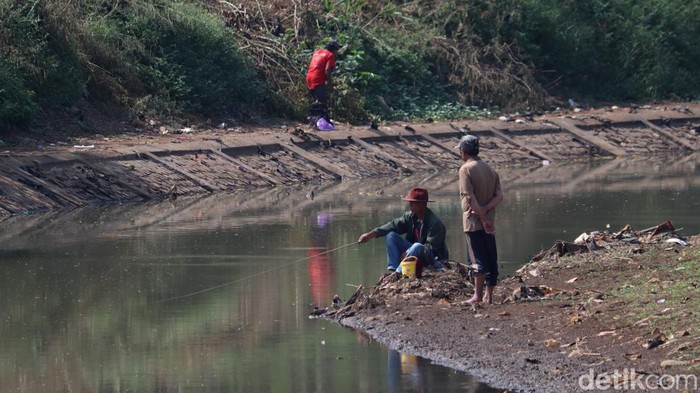 Sejumlah warga memancing di aliran Sungai Citarik, Solokanjeruk, Kabupaten Bandung untuk mengisi akhir pekan.