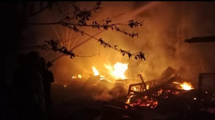 Kebakaran menghanguskan rumah panggung milik warga bernama Ramadi (65) di Kabupaten Kepulauan Selayar, Sulawesi Selatan (Sulsel).