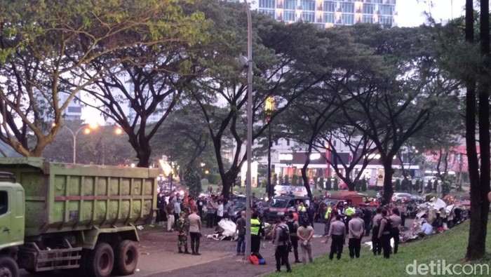 Situasi terkini usai insiden pesawat latih jatuh di BSD Tangsel, Minggu (19/5/2024). (Taufiq/detikcom)