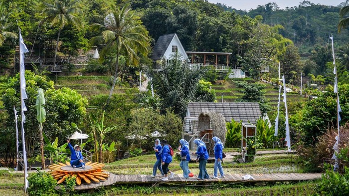 Syahdunya Wisata Alam di Persawahan Garut Wisatawan berfoto di Kawasan Wisata Antapura De Djati di Cibiuk Kaler, Kabupaten Garut, Jawa Barat, Minggu (19/5/2024). Wisata Antapura De Djati yang menawarkan sensasi wisata di tengah kawasan persawahan tersebut memiliki luas 6 hektare serta memiliki beberapa tempat untuk berfoto dengan dekorasi. ANTARA FOTO/Raisan Al Farisi/Spt.