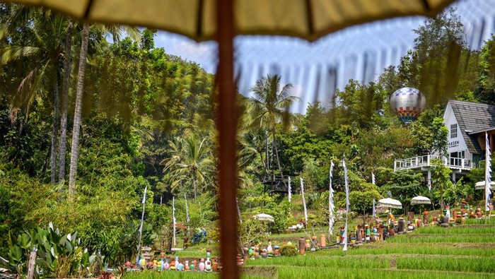 Wisatawan berfoto di Kawasan Wisata Antapura De Djati di Cibiuk Kaler, Kabupaten Garut, Jawa Barat, Minggu (19/5/2024). Wisata Antapura De Djati yang menawarkan sensasi wisata di tengah kawasan persawahan tersebut memiliki luas 6 hektare serta memiliki beberapa tempat untuk berfoto dengan dekorasi. ANTARA FOTO/Raisan Al Farisi/Spt.