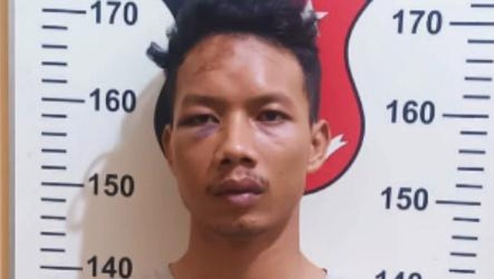 Tersangka Andri Saputra yang membacok mertuanya di Banyuasin.