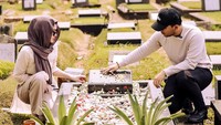 Adjie Massaid meninggal dunia pada 5 Februari 2011, pukul 00.00 WIB. Ia mengembuskan napas terakhir pada usia 43 tahun di RS Fatmawati akibat serangan jantung. Foto: dok. Instagram Thariq Halilintar