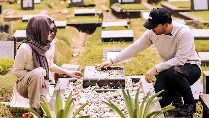 Thariq Halilintar dan Aaliyah nyekar ke makam Adjie Massaid.