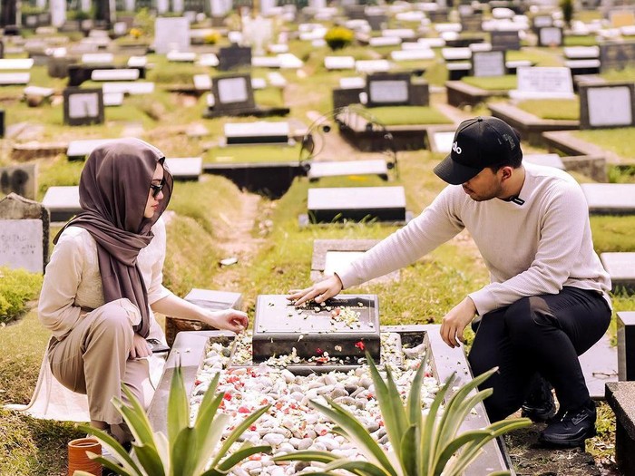 Thariq Halilintar dan Aaliyah nyekar ke makam Adjie Massaid.