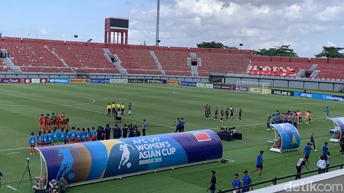 Timnas Korea Selatan (Korsel) dan China sebelum laga perebutan juara ketiga Piala Asia U-17 Wanita 2024 di Stadion Kapten I Wayan Dipta, Gianyar, Minggu (19/5/2014). (Siti Mu’amalah/detikBali)