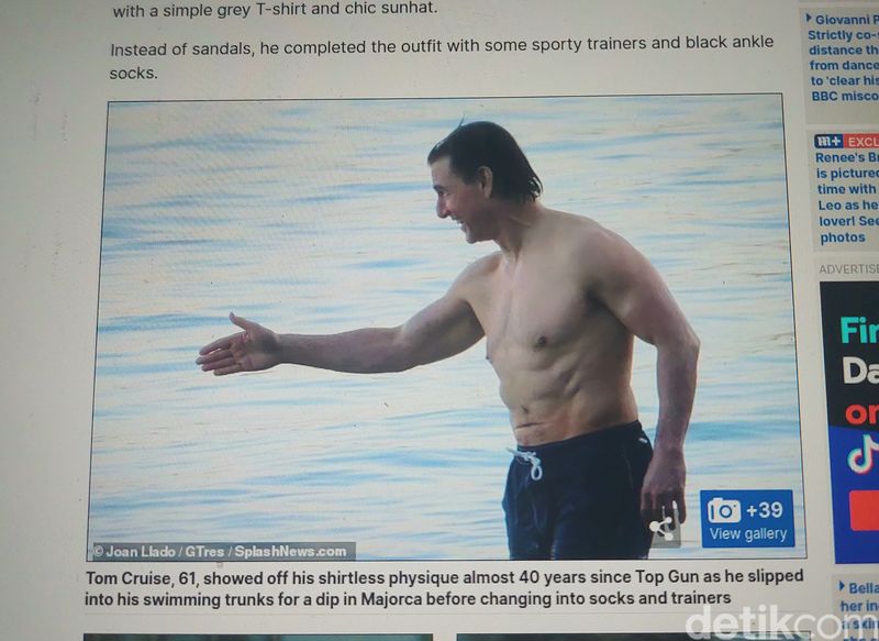 Tom Cruise bertelanjang dada di patai Spanyol