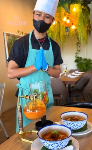 Unik Banget! Ada Kuah Tomyam Disajikan dengan Siphon Filter