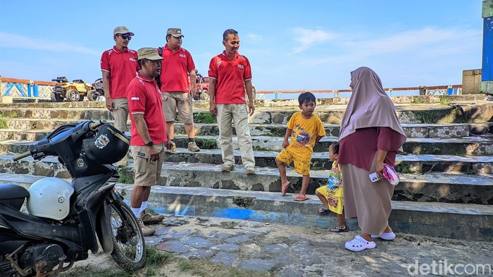 Tourist Police Polres Pesisir Barat diterjunkan untuk mengamankan WSL Krui Pro 2024.