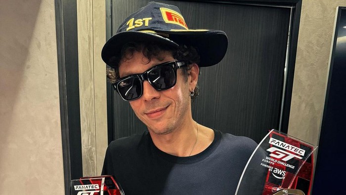 Valentino Rossi menang balapan di GT World Challenge Europe