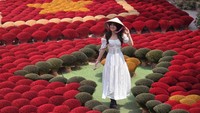 Vonzy Onic tampil cantik dengan gaun putih dan topi caping di Incense Village Vietnam. Pesonanya ditangkap lewat kamera Samsung Galaxy S24.