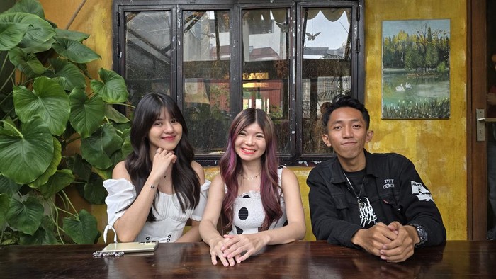 Para content creator di bidang travel sedang senang-senangnya menggunakan Samsung S24 untuk teman bepergian.