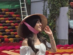 Pesona Vonzy Jadi Gadis Vietnam, Pakai Topi Caping