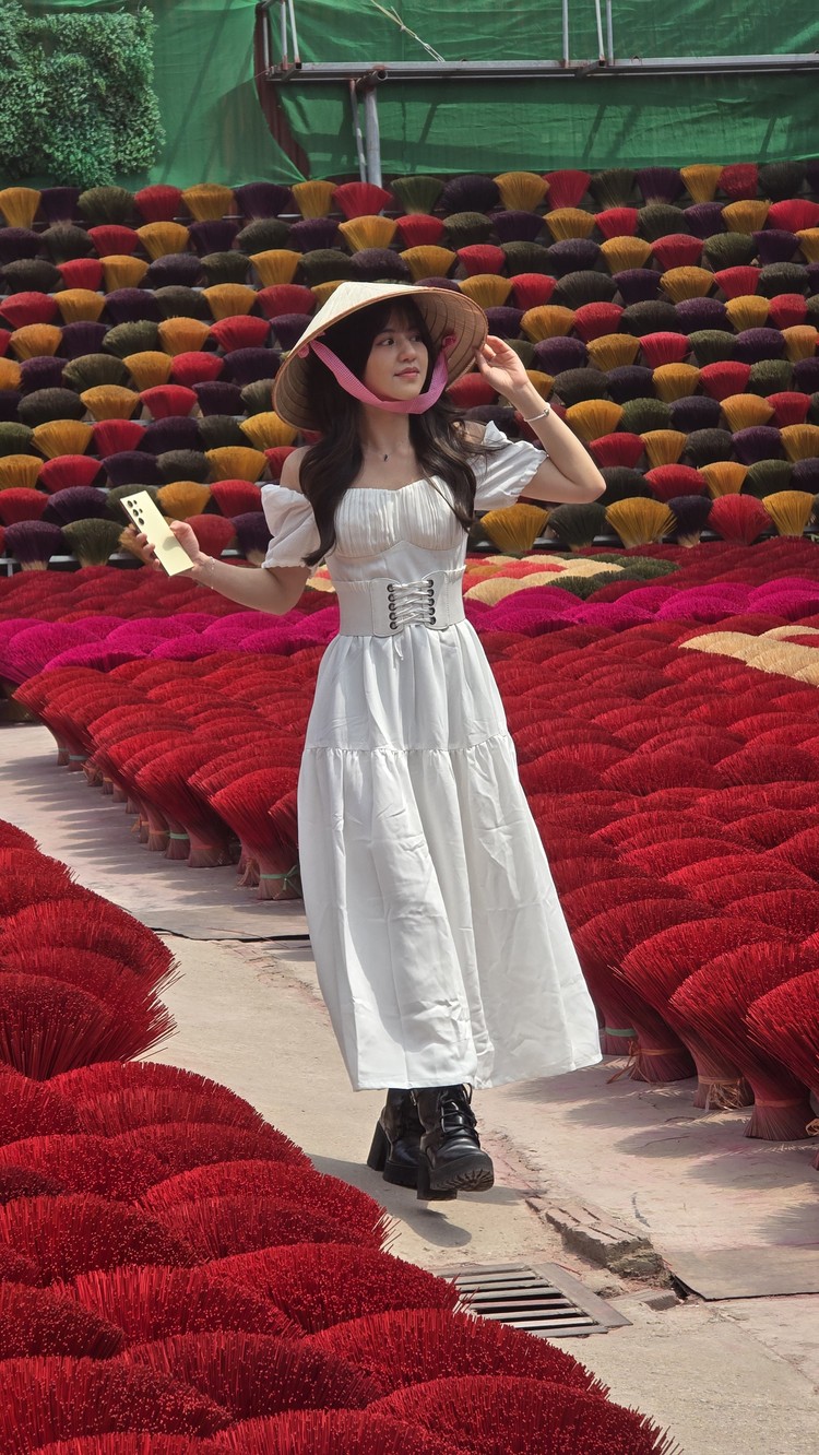 Vonzy Onic tampil cantik dengan gaun putih dan topi caping di Incense Village Vietnam. Pesonanya ditangkap lewat kamera Samsung Galaxy S24.
