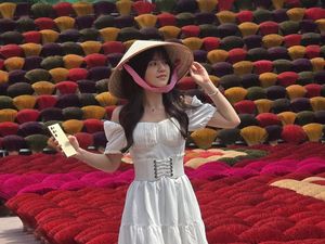 Pesona Vonzy Jadi Gadis Vietnam, Pakai Topi Caping