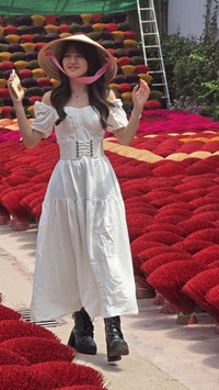 Vonzy Onic tampil cantik dengan gaun putih dan topi caping di Incense Village Vietnam. Pesonanya ditangkap lewat kamera Samsung Galaxy S24.