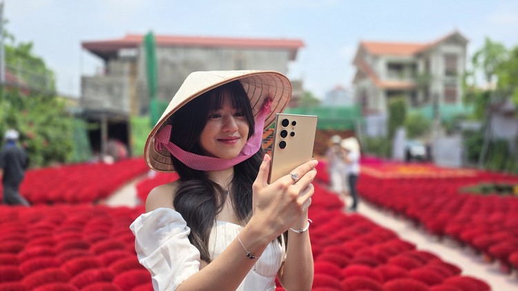 Vonzy Onic tampil cantik dengan gaun putih dan topi caping di Incense Village Vietnam. Pesonanya ditangkap lewat kamera Samsung Galaxy S24.