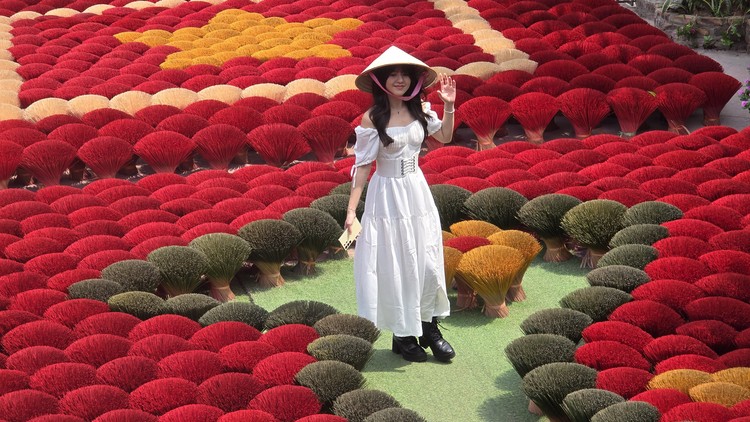 Vonzy Onic tampil cantik dengan gaun putih dan topi caping di Incense Village Vietnam. Pesonanya ditangkap lewat kamera Samsung Galaxy S24.