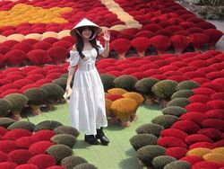 Pesona Vonzy Jadi Gadis Vietnam, Pakai Topi Caping