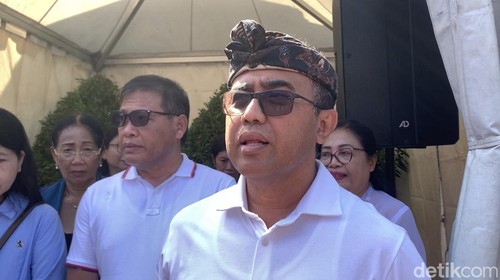 Wali Kota Denpasar I Gusti Ngurah Jaya Negara saat ditemui wartawan di Puskesmas Pembantu Sumerta Kelod, Denpasar, Bali, Minggu (19/5/2024). (Foto: Rizki Setyo/detikBali)