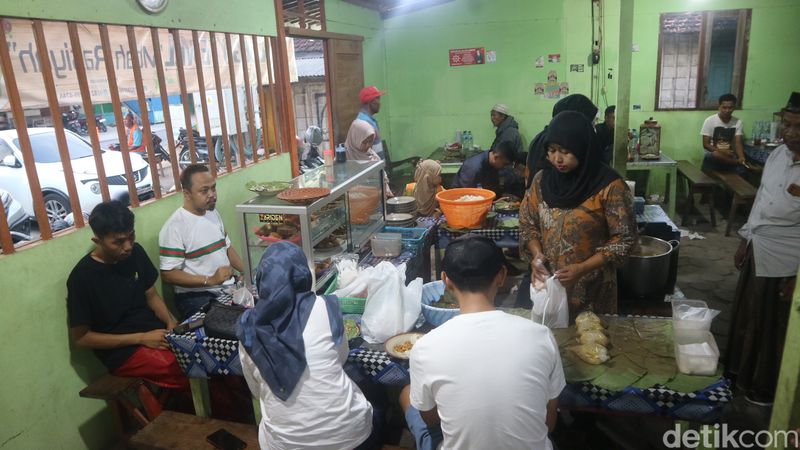 Warung nasi tewel yang sudah bertahan 3 generasi di Pati. Foto diunggah Minggu (19/5/2024).