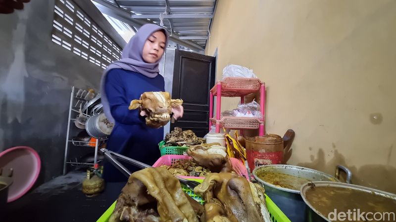 Warung sate kambing di wilayah Tamantirto, Kasihan, Bantul, yang menyajikan menu ndaskilung, Minggu (19/5/2024).