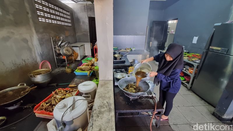 Warung sate kambing di wilayah Tamantirto, Kasihan, Bantul, yang menyajikan menu ndaskilung, Minggu (19/5/2024).