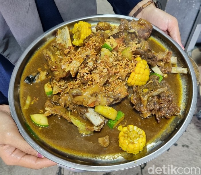 Warung sate kambing di wilayah Tamantirto, Kasihan, Bantul, yang menyajikan menu ndaskilung, Minggu (19/5/2024).