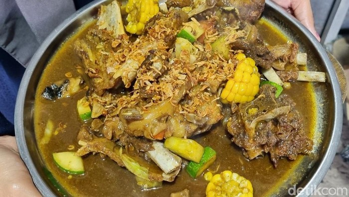 Warung sate kambing di wilayah Tamantirto, Kasihan, Bantul, yang menyajikan menu ndaskilung, Minggu (19/5/2024).