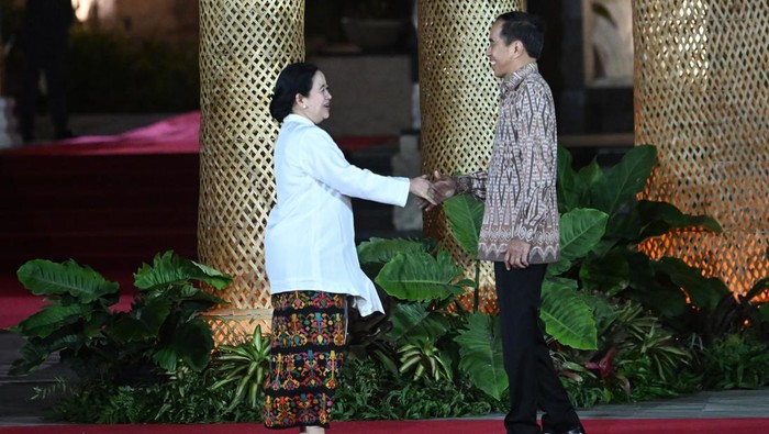 Welcoming Dinner World Water Forum ke-10 Presiden Joko Widodo (kanan) berjalan bersama Perwakilan Presiden IPU (Inter-Parliementary Union) Puan Maharani sebelum Welcoming Dinner World Water Forum ke-10 2024 di Taman Budaya Garuda Wisnu Kencana (GWK), Badung, Bali, Minggu (19/5/2024). ANTARA FOTO/Media Center World Water Forum 2024/Nova Wahyudi/tom.