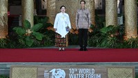Puan datang berkebaya disambut jabat tangan dengan Jokowi. 