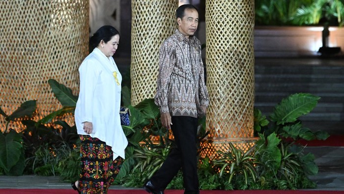 Presiden Joko Widodo (kanan) berjalan bersama Perwakilan Presiden IPU (Inter-Parliementary Union) Puan Maharani sebelum Welcoming Dinner World Water Forum ke-10 2024 di Taman Budaya Garuda Wisnu Kencana (GWK), Badung, Bali, Minggu (19/5/2024). ANTARA FOTO/Media Center World Water Forum 2024/Nova Wahyudi/tom.