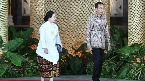 Presiden Joko Widodo (kanan) berjalan bersama Perwakilan Presiden IPU (Inter-Parliementary Union) Puan Maharani sebelum Welcoming Dinner World Water Forum ke-10 2024 di Taman Budaya Garuda Wisnu Kencana (GWK), Badung, Bali, Minggu (19/5/2024). ANTARA FOTO/Media Center World Water Forum 2024/Nova Wahyudi/tom.