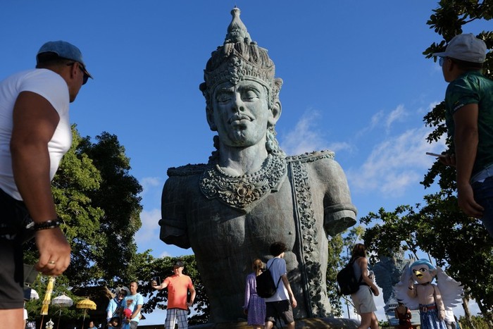 Wisatawan mengamati patung Dewa Wisnu saat berkunjung di Garuda Wisnu Kencana (GWK) Cultural Park, Badung, Bali, Senin (6/5/2024). Pihak pengelola mengatakan pada tanggal 16-19 Mei 2024 objek wisata tersebut ditutup untuk umum karena akan menjadi tempat gala dinner pada acara World Water Forum (WWF) ke-10. ANTARA FOTO/Nyoman Hendra Wibowo/aww