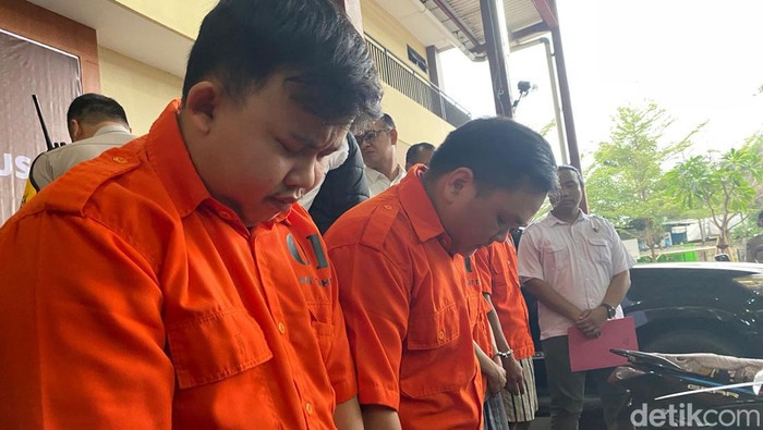 Adi (34) dan Christ (29) menyekap seorang wanita open BO berinisial RJ (19) di sebuah apartemen kawasan Kemayoran ditangkap (Wildan/detikcom)