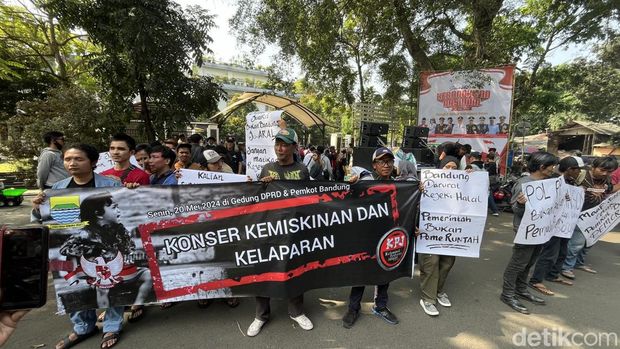 Aksi protes kelompok penyanyi jalanan soroti soal kemiskinan di Bandung, Senin (20/5/2024).